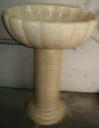 Honey Onyx padestal sink by European Onyx.jpg (156666 bytes)